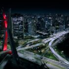 Infraestrutura de telecomunicações e cabos de fibra óptica em área urbana