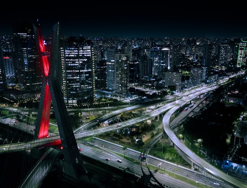 Infraestrutura de telecomunicações e cabos de fibra óptica em área urbana