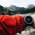 Pessoa vestindo smartwatch no pulso durante atividade física ao ar livre