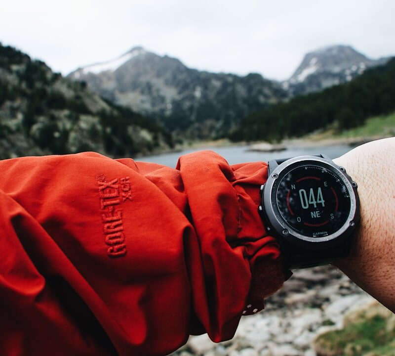 Pessoa vestindo smartwatch no pulso durante atividade física ao ar livre