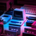 Console ou arcade vintage com iluminação nostálgica, evocando era clássica dos jogos de RPG