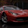 Carro esportivo em estrada sinuosa no Japão, com montanhas ao fundo e cerejeiras floridas.