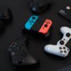 Console de videogame moderno em ambiente com iluminação ambiente, representando evento de apresentação digital