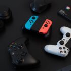 Console de videogame moderno em ambiente com iluminação ambiente, representando evento de apresentação digital