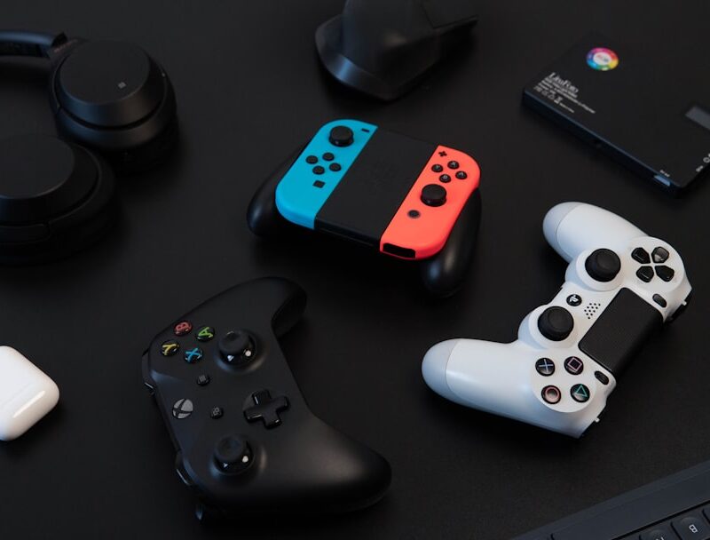 Console de videogame moderno em ambiente com iluminação ambiente, representando evento de apresentação digital