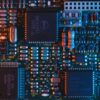 Placa-mãe de computador com circuitos e componentes eletrônicos em close, fundo tecnológico
