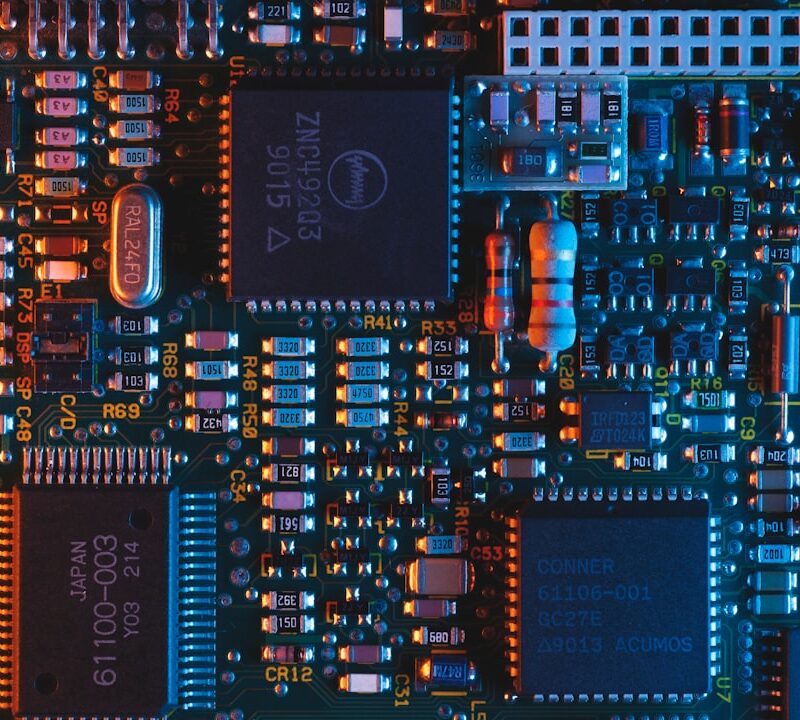 Placa-mãe de computador com circuitos e componentes eletrônicos em close, fundo tecnológico