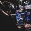 Controle de videogame em close com iluminação ambiente, representando indústria de games e serviços digitais