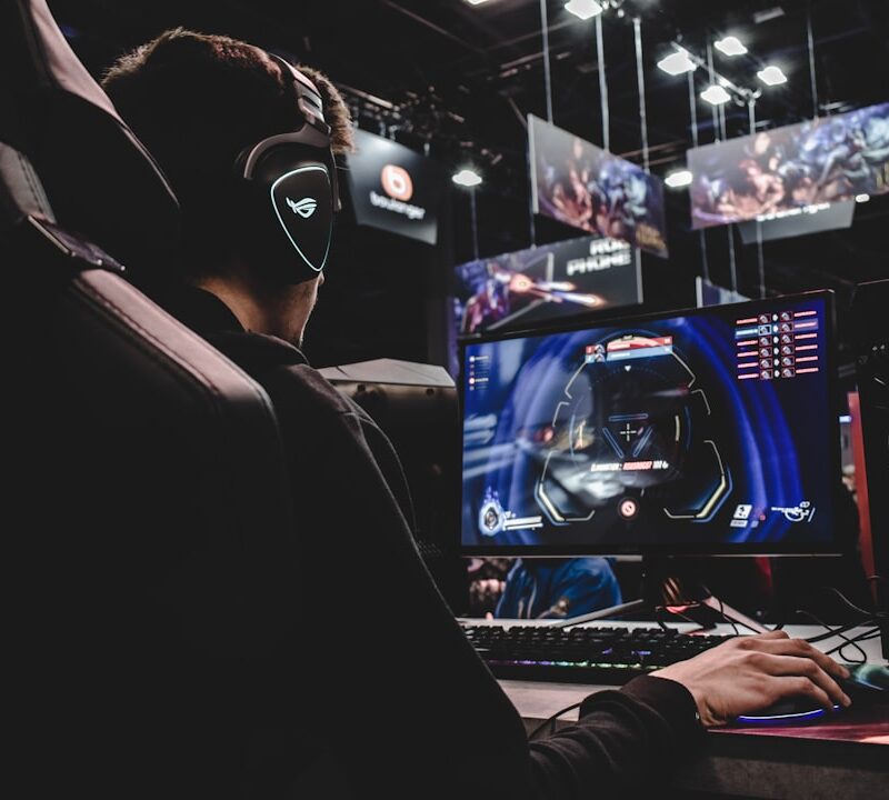 Controle de videogame em close com iluminação ambiente, representando indústria de games e serviços digitais