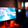 Monitor de computador exibindo jogo em tela, ilustrando experiência de gaming no PC