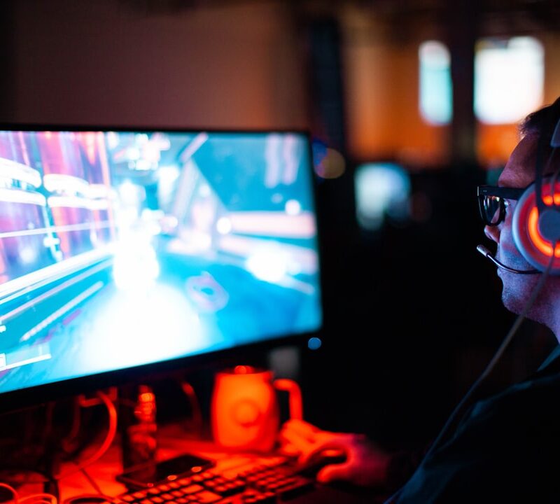 Monitor de computador exibindo jogo em tela, ilustrando experiência de gaming no PC
