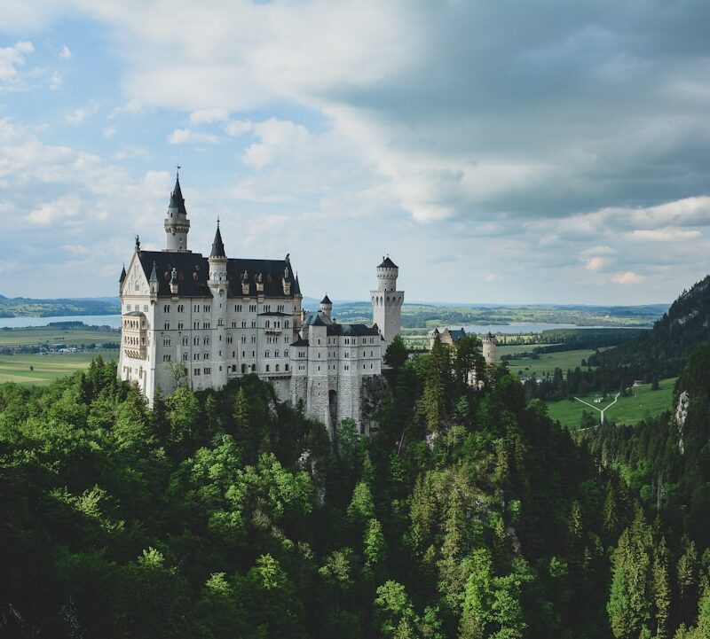 Castelo medieval em paisagem sombria e atmosférica, evocando cenário de fantasia épica